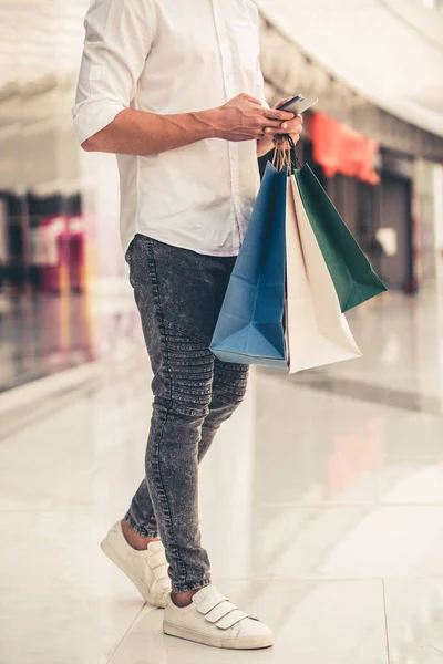 Uomo che fa shopping — Foto Stock