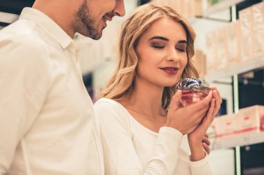 Alışveriş yapan çift.