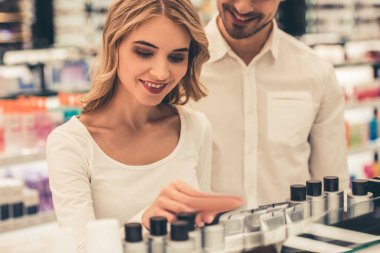 Alışveriş yapan çift.