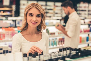 Alışveriş yapan çift.