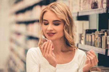 Alışveriş Yapan Kadın