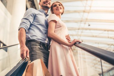 Alışveriş yapan çift.