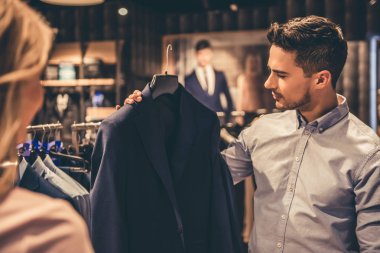 Alışveriş yapan çift.