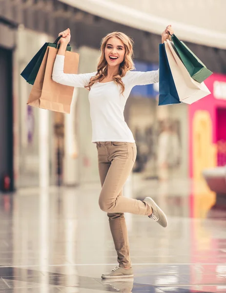 Kobieta robi zakupy — Zdjęcie stockowe