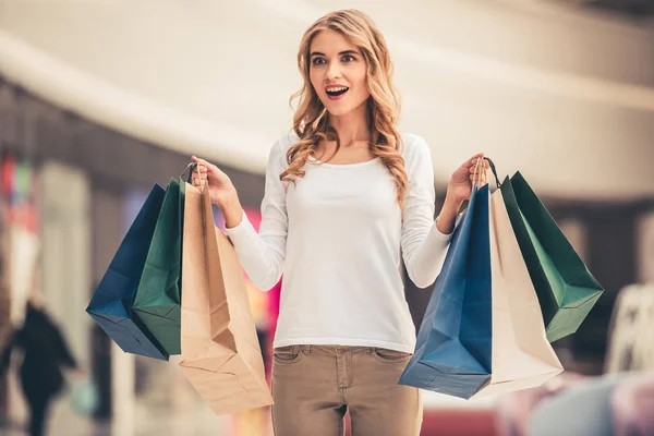 Mujer haciendo compras —  Fotos de Stock