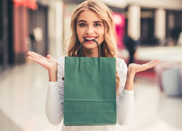 쇼핑하는 여자 — 스톡 사진