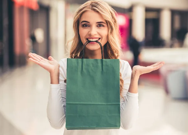 Mulher fazendo compras — Fotografia de Stock