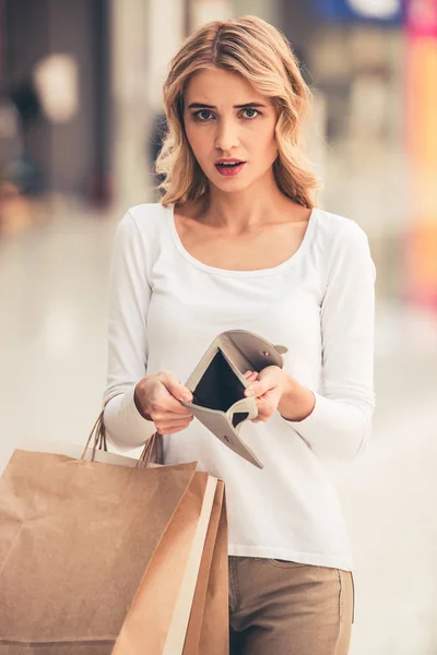 쇼핑하는 여자 — 스톡 사진