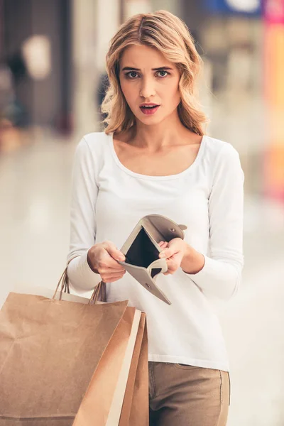 買い物をする女 — ストック写真