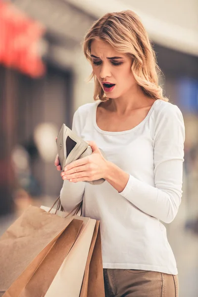 Mujer haciendo compras —  Fotos de Stock