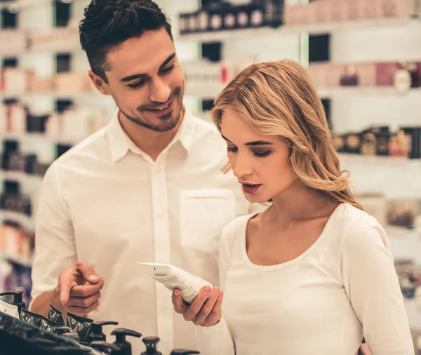 Pareja haciendo compras — Foto de Stock