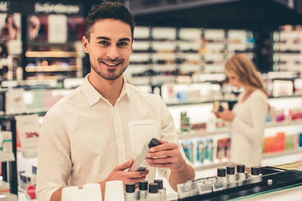 Pareja haciendo compras — Foto de Stock