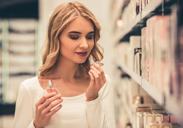 Mujer haciendo compras — Foto de Stock