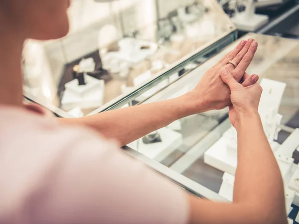 Mujer comprando un anillo — Foto de Stock