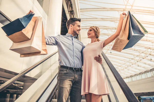 Pareja haciendo compras —  Fotos de Stock