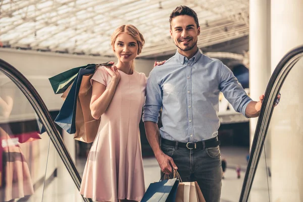 Couple faisant du shopping — Photo