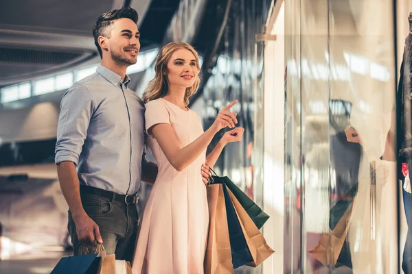 Couple faisant du shopping — Photo