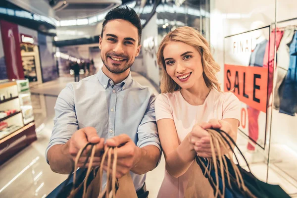 Casal fazendo compras — Fotografia de Stock