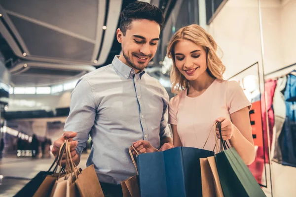 Casal fazendo compras — Fotografia de Stock