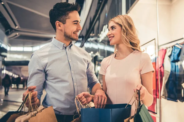 Couple faisant du shopping — Photo