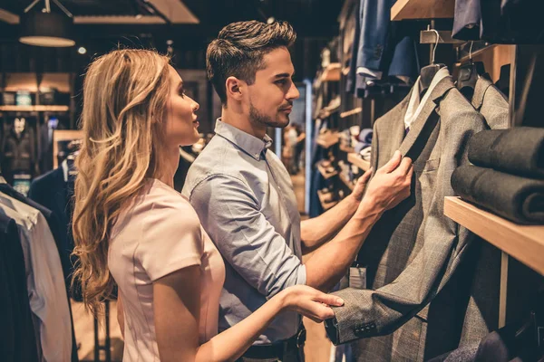 Casal fazendo compras — Fotografia de Stock