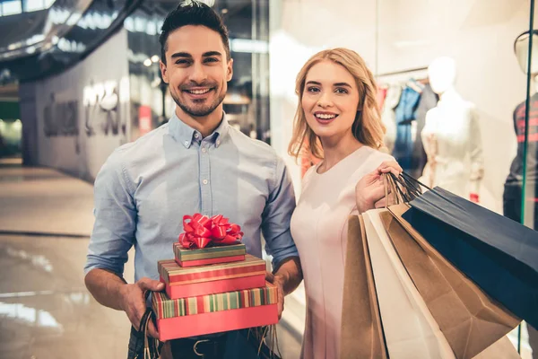 Couple faisant du shopping — Photo