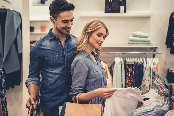 Mulher fazendo compras — Fotografia de Stock