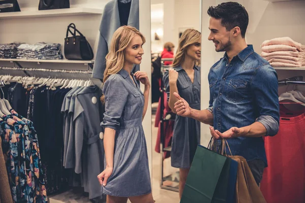 Mujer haciendo compras —  Fotos de Stock