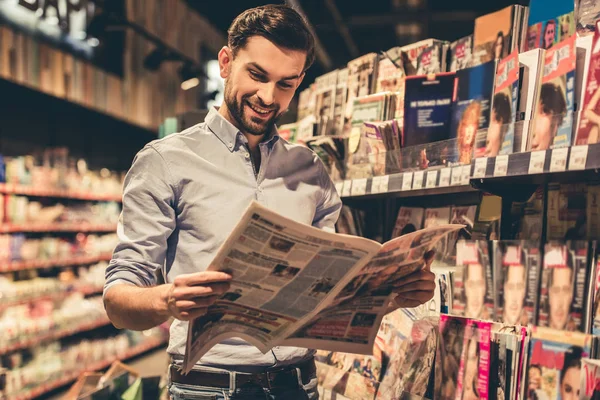 Uomo al supermercato — Foto Stock