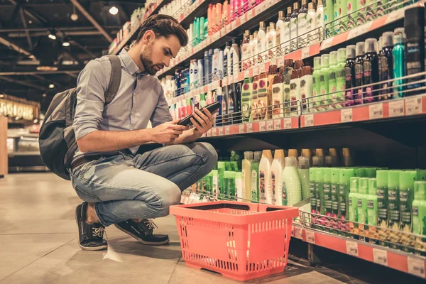 Homem no supermercado — Fotografia de Stock