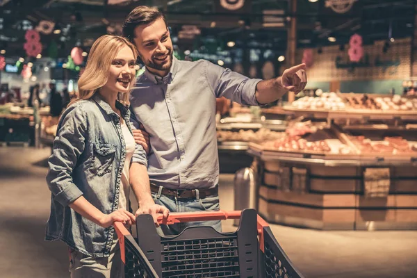 Pareja en el supermercado — Foto de Stock