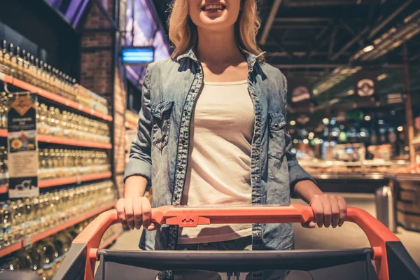 Mulher no supermercado — Fotografia de Stock