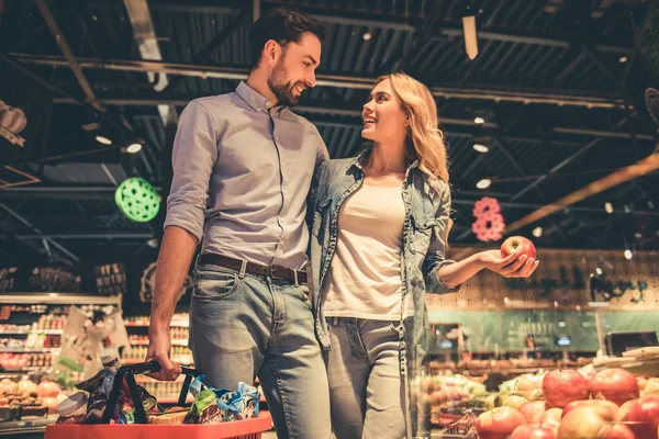 Paar im Supermarkt — Stockfoto