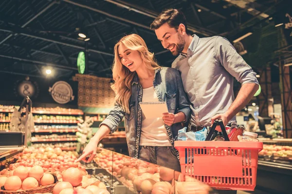 Coppia al supermercato — Foto Stock