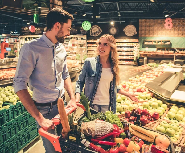 Coppia al supermercato — Foto Stock