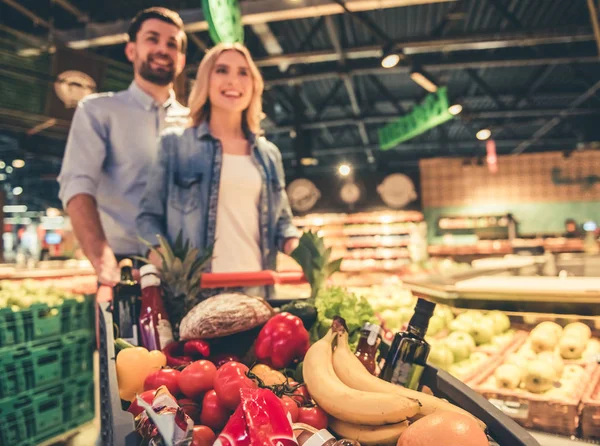 Pareja en el supermercado — Foto de Stock