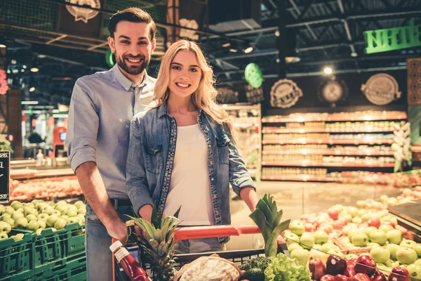 Couple at the supermarket — Stock Photo, Image