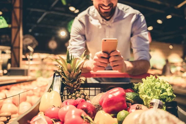 Uomo al supermercato — Foto Stock