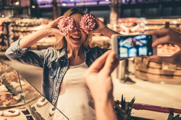 Femme au supermarché — Photo