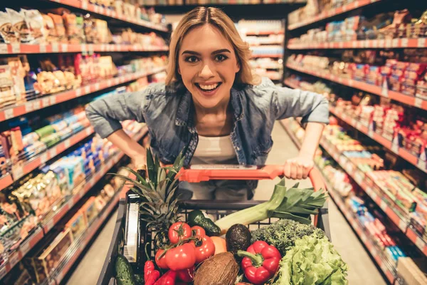 Mulher no supermercado — Fotografia de Stock