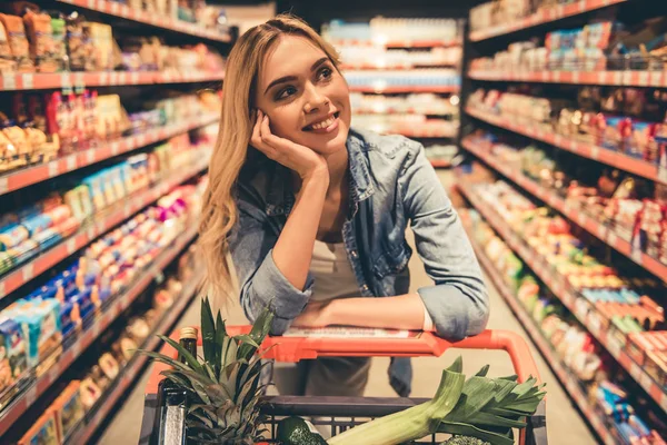 Mujer en el supermercado — Foto de Stock