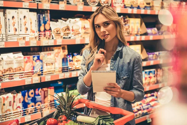 Donna al supermercato — Foto Stock