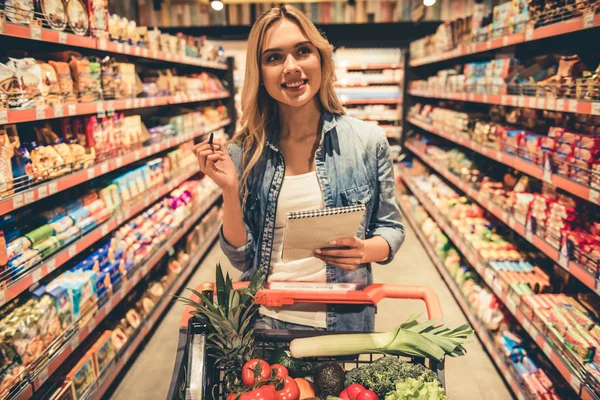 Mulher no supermercado — Fotografia de Stock