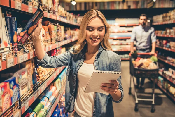 Couple at the supermarket — Stock Photo, Image