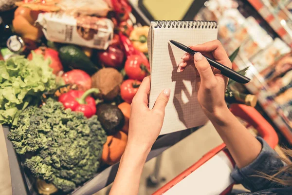 Woman at the supermarket — Stock Photo, Image