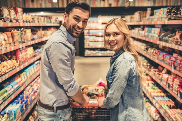 Para w supermarkecie — Zdjęcie stockowe