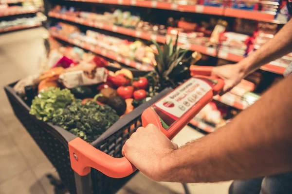 Coppia al supermercato — Foto Stock