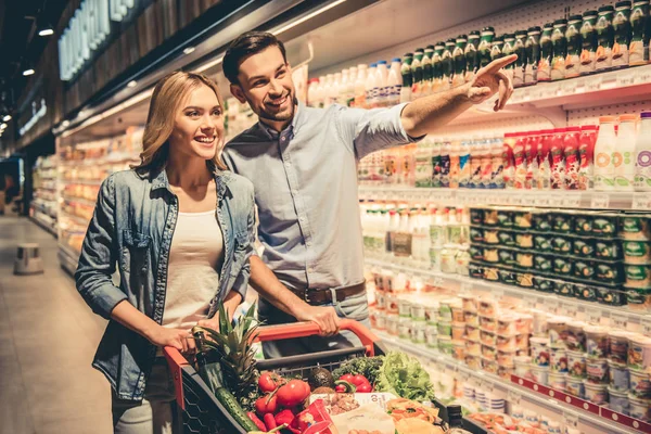 Pasangan di supermarket — Stok Foto