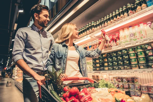 Coppia al supermercato — Foto Stock