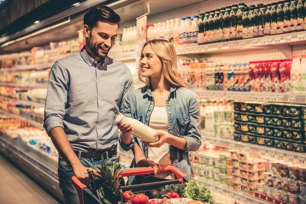 Pár v supermarketu — Stock fotografie